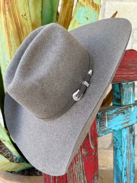 Unisex Bailey 7X fur felt cowboy hat in gravel, featuring a 4½” rodeo crown and silver buckle hatband for a polished Western look – W7XORG. Available at Blair’s Western Wear, Marble Falls, TX.