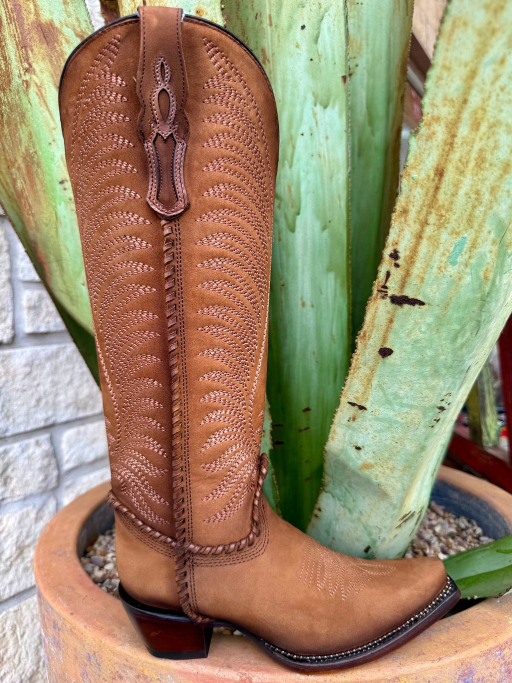 Brown cowgirl boot with intricate desig