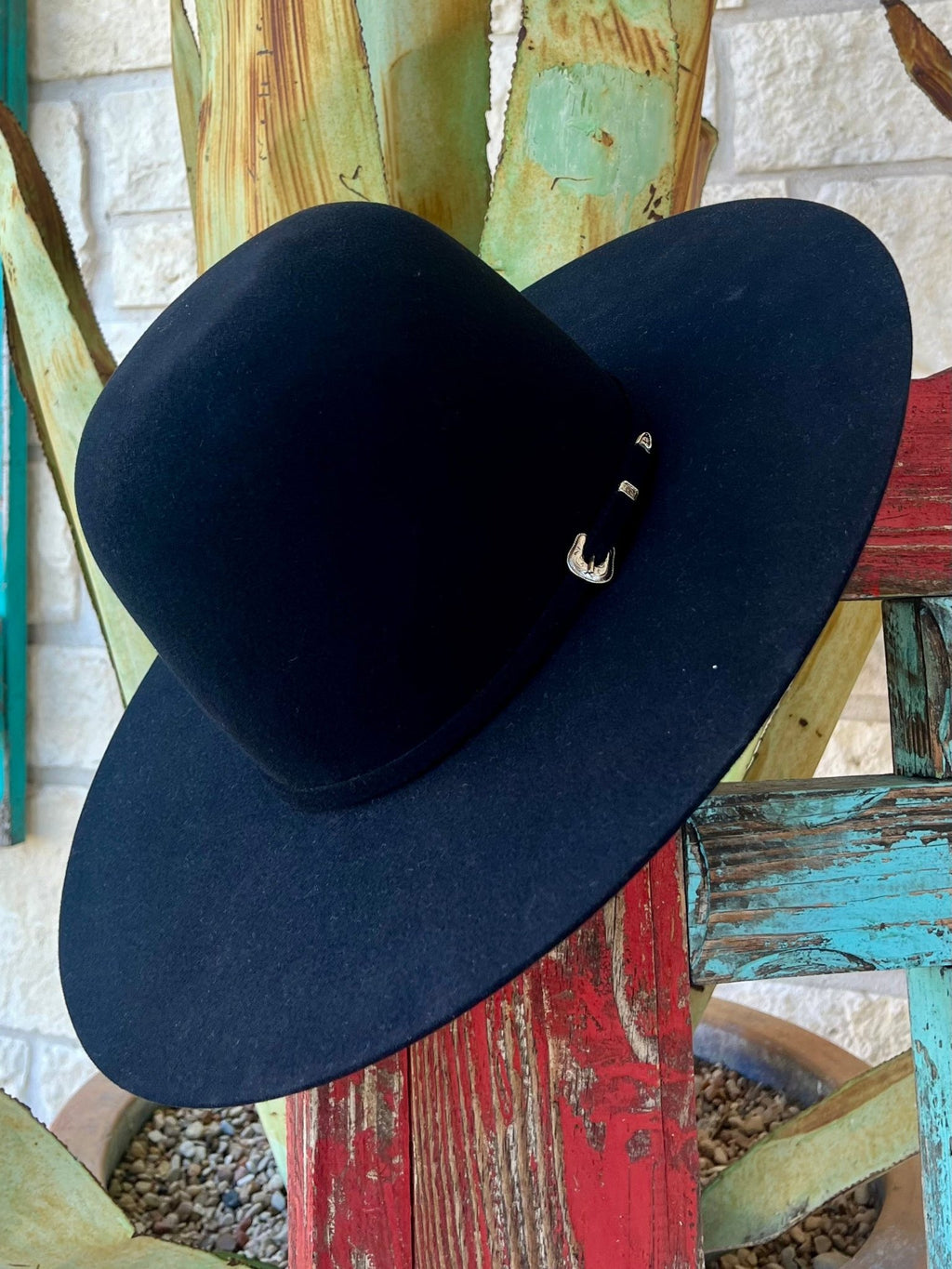 Men's Serratelli Hat Company Cowboy Hat in black, made from 4X fur felt, featuring a wide 4.25-inch brim and accented with a Serratelli buckle - 104MKUPDARK. Available at Blair's Western Wear, Marble Falls, TX.